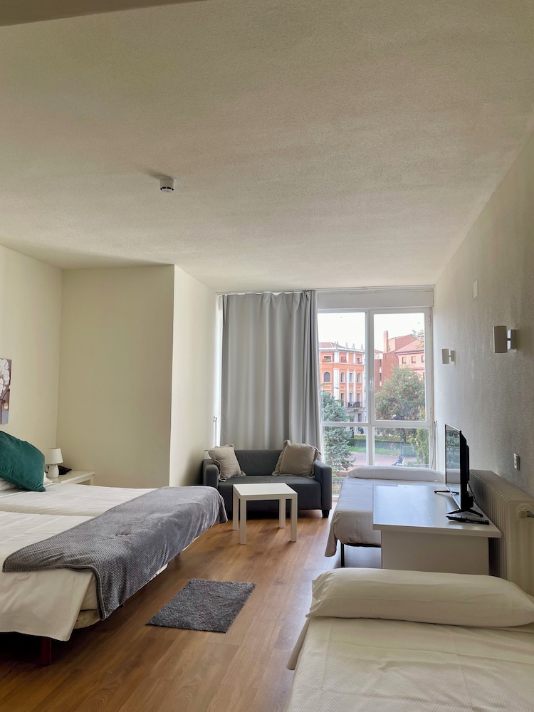 Quadruple Room With Four Single Beds del hotel La Mota by Punta25. Foto 1