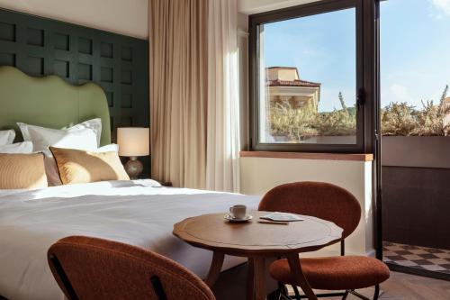 Balcón grande del hotel The Hoxton Rome