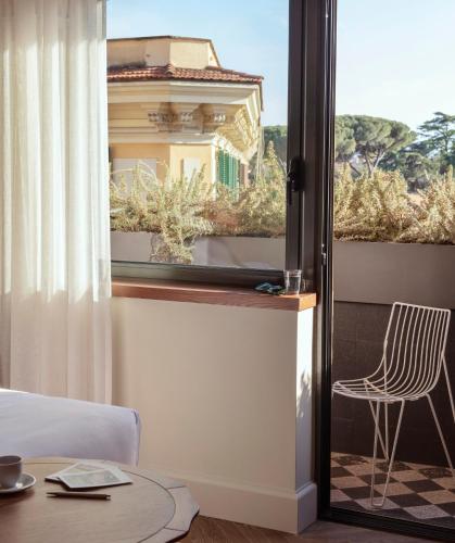 Balcón grande del hotel The Hoxton Rome. Foto 1