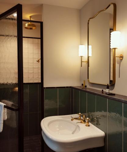 Balcón grande del hotel The Hoxton Rome. Foto 4