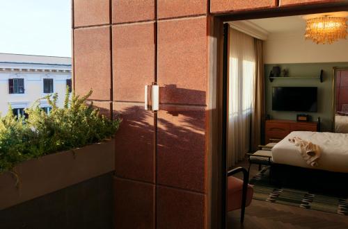 Terraza grande del hotel The Hoxton Rome. Foto 4