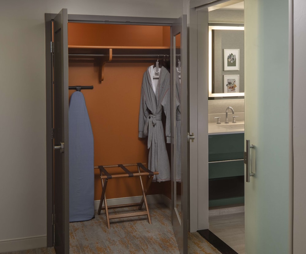1 Cama King Deluxe Accesible con Ducha del hotel Hyatt Centric Midtown Atlanta