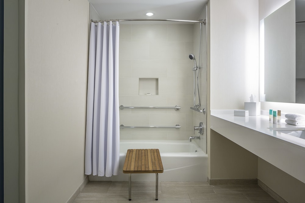 1 Cama King Deluxe Accesible con Ducha del hotel Hyatt Centric Midtown Atlanta. Foto 2