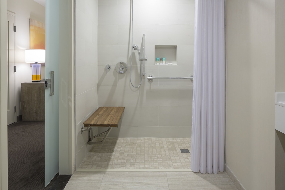 1 Cama King Deluxe Accesible con Ducha del hotel Hyatt Centric Midtown Atlanta. Foto 4