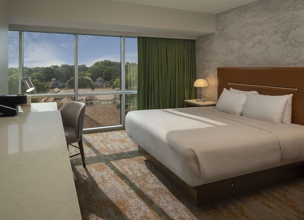 1 Cama King del hotel Hyatt Centric Midtown Atlanta. Foto 3
