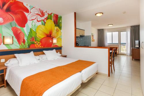 Estudio Superior con balcón con vistas al mar del hotel Palm Garden by LIVVO. Foto 1