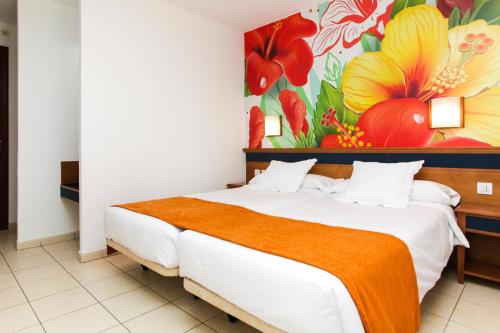 Estudio con balcón y vistas al mar del hotel Palm Garden by LIVVO. Foto 3