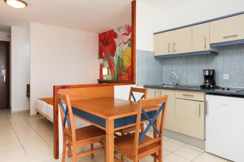 Estudio con balcón y vistas al mar del hotel Palm Garden by LIVVO. Foto 5