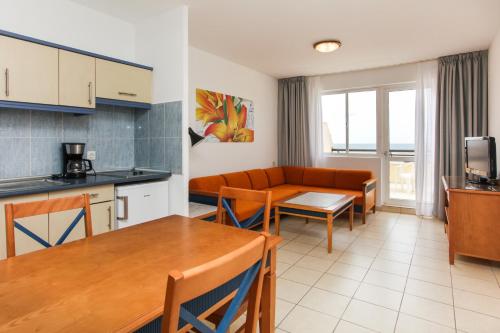 Apartamento de 1 dormitorio con balcón y vistas al mar del hotel Palm Garden by LIVVO. Foto 4