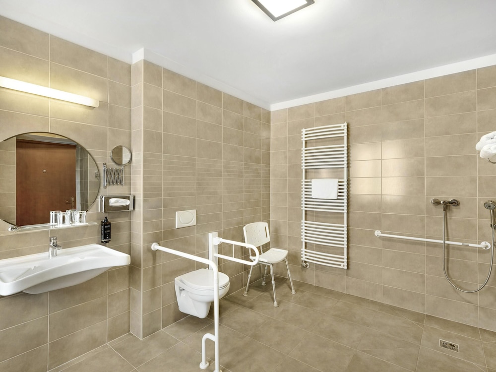 Habitación superior accesible con 2 camas individuales del hotel Mercure Szekesfehervar Magyar Kiraly. Foto 1