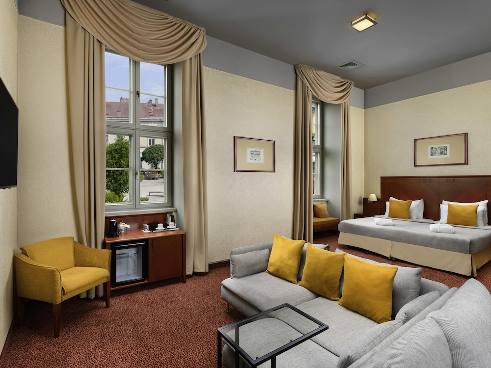 Suite Junior con 2 camas individuales y sofá cama del hotel Mercure Szekesfehervar Magyar Kiraly