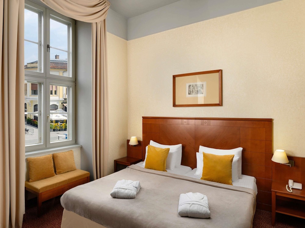 Suite Junior con 2 camas individuales y sofá cama del hotel Mercure Szekesfehervar Magyar Kiraly. Foto 1