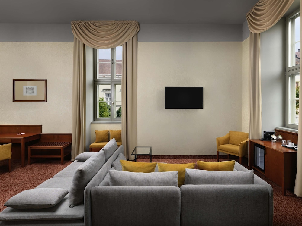 Suite Junior con 2 camas individuales y sofá cama del hotel Mercure Szekesfehervar Magyar Kiraly. Foto 3