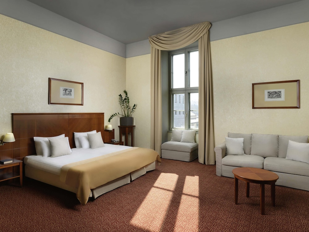 Suite Junior con 2 camas individuales y sofá cama del hotel Mercure Szekesfehervar Magyar Kiraly. Foto 4