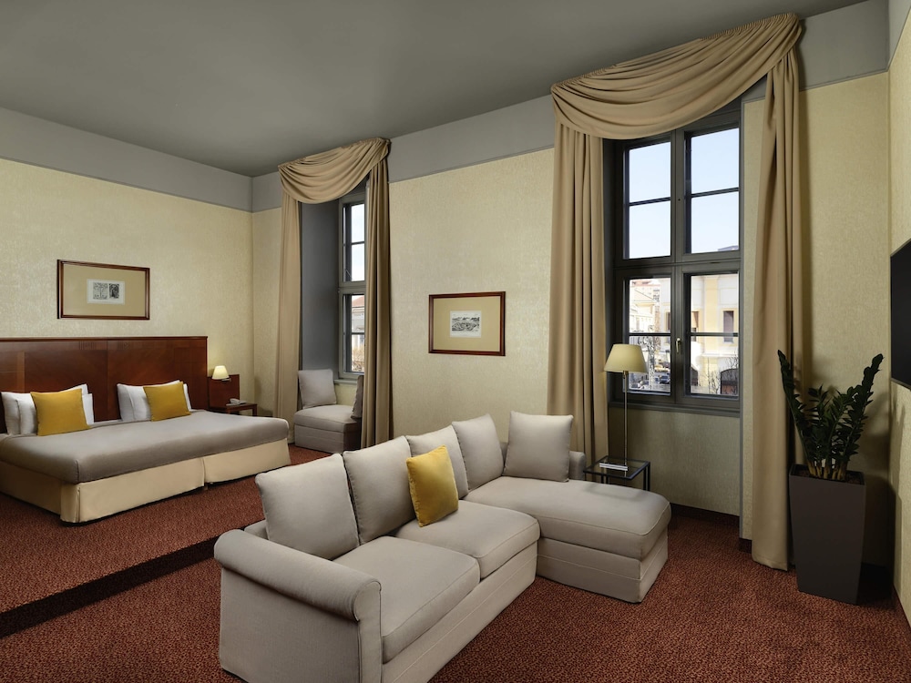 Suite Junior con 2 camas individuales y sofá cama del hotel Mercure Szekesfehervar Magyar Kiraly. Foto 5