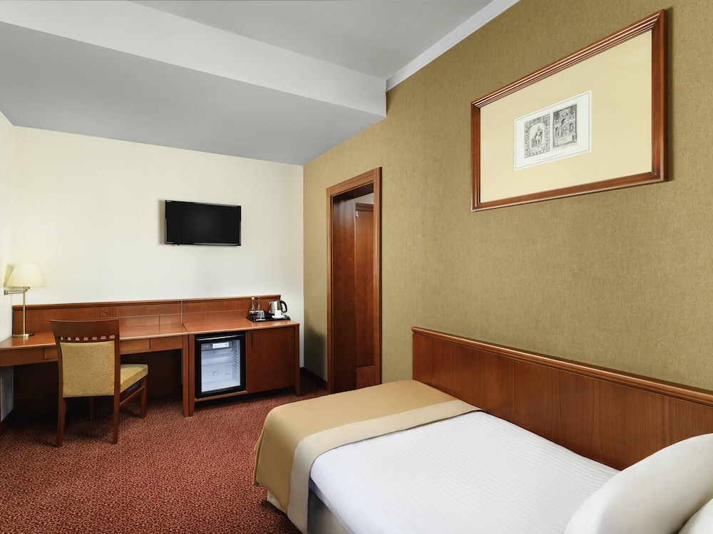 Habitación Classic con 1 cama individual del hotel Mercure Szekesfehervar Magyar Kiraly. Foto 1