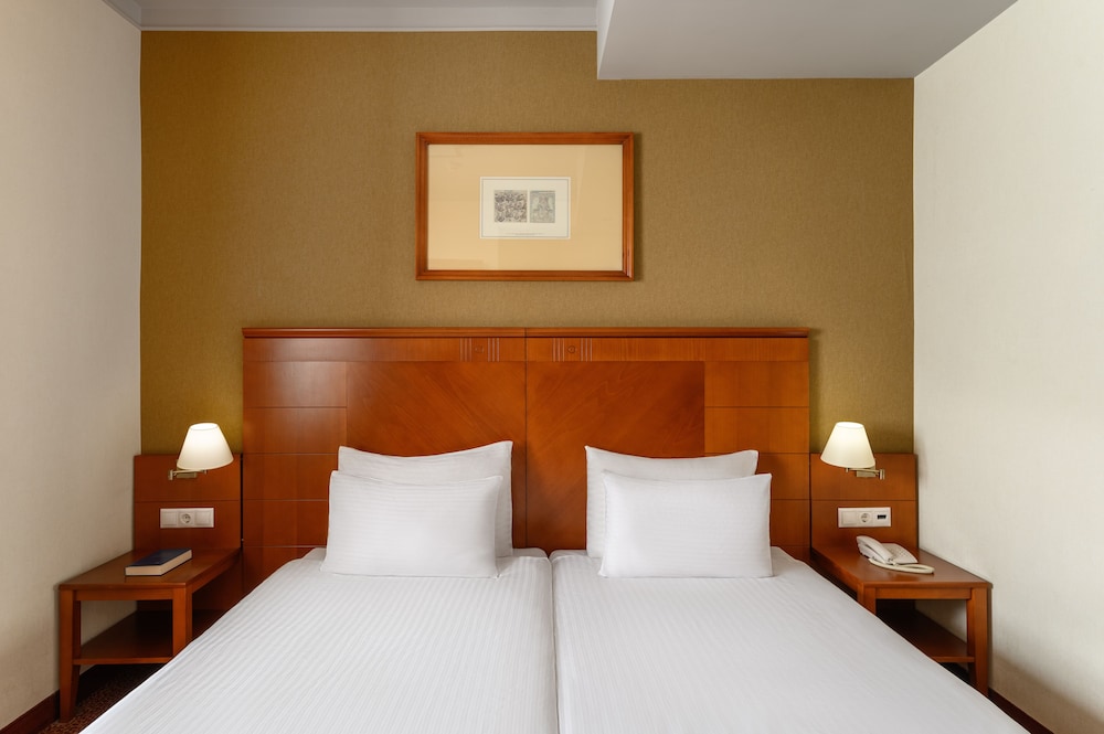 Habitación Classic con 1 cama doble del hotel Mercure Szekesfehervar Magyar Kiraly. Foto 1