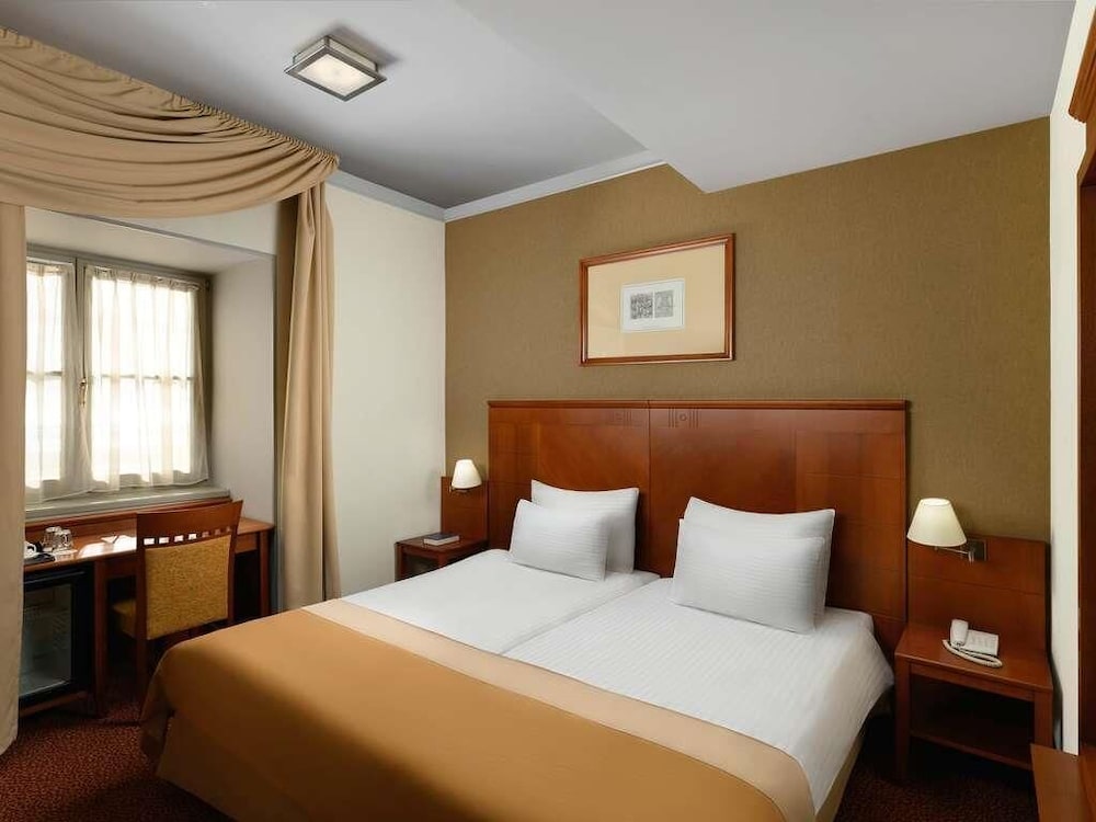 Habitación Classic con 1 cama doble del hotel Mercure Szekesfehervar Magyar Kiraly. Foto 4