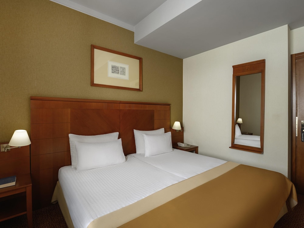 Habitación Classic con 1 cama doble del hotel Mercure Szekesfehervar Magyar Kiraly. Foto 6