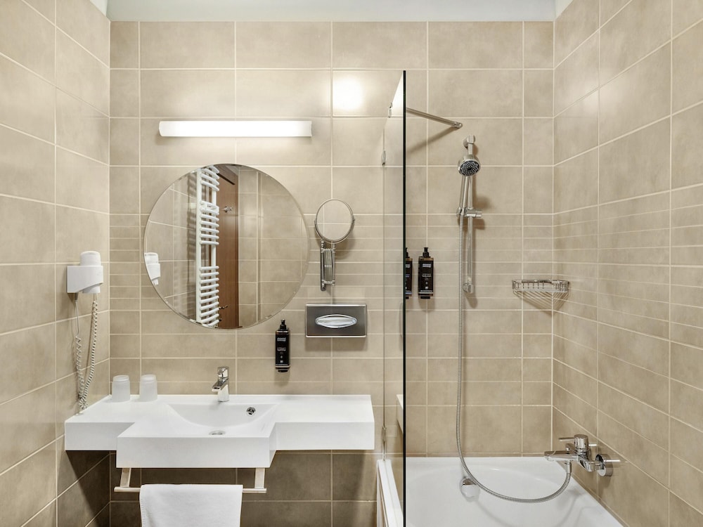 Habitación Superior con 1 cama doble del hotel Mercure Szekesfehervar Magyar Kiraly. Foto 4