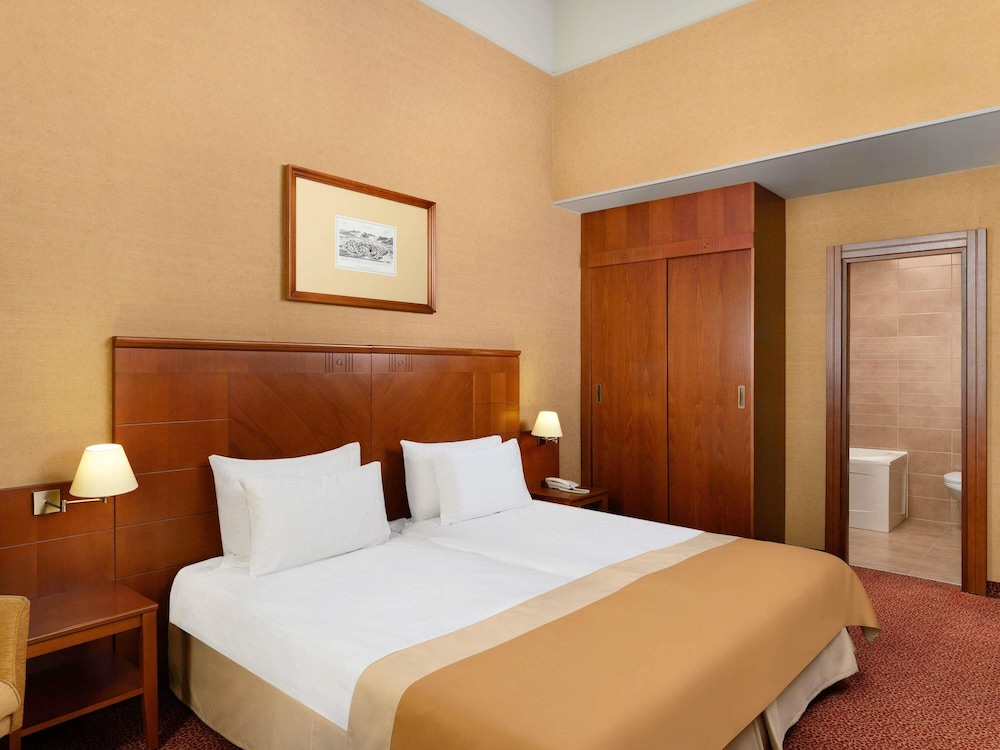 Habitación Superior con 1 cama doble del hotel Mercure Szekesfehervar Magyar Kiraly. Foto 5