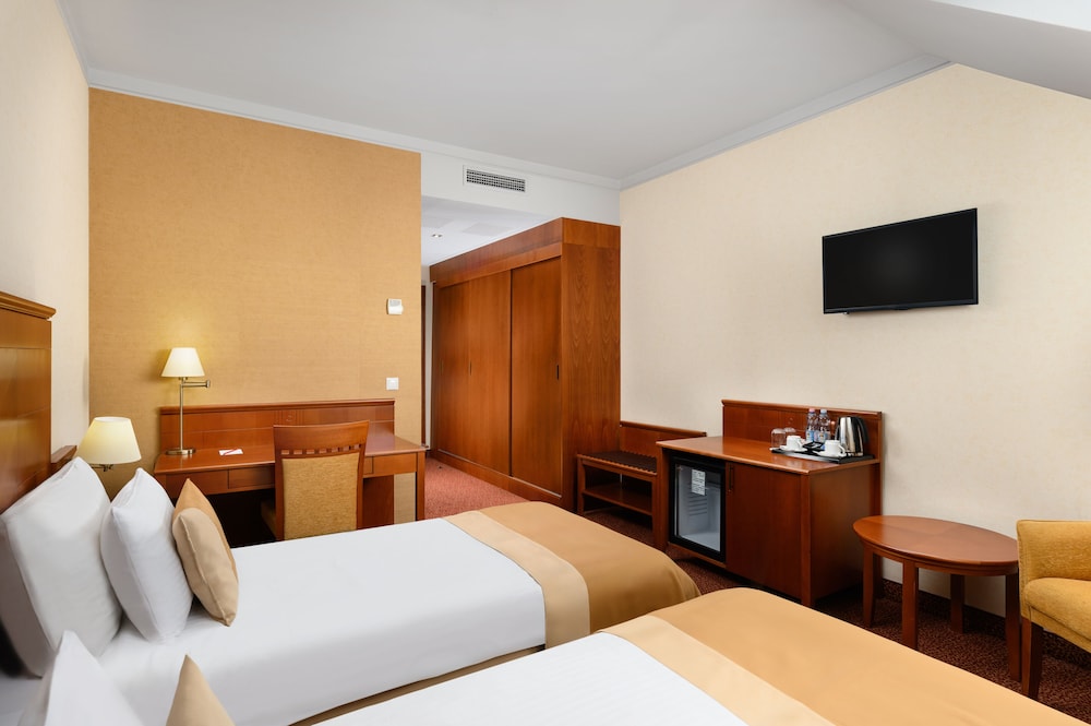 Habitación Superior con 2 camas individuales que pueden unirse del hotel Mercure Szekesfehervar Magyar Kiraly. Foto 1