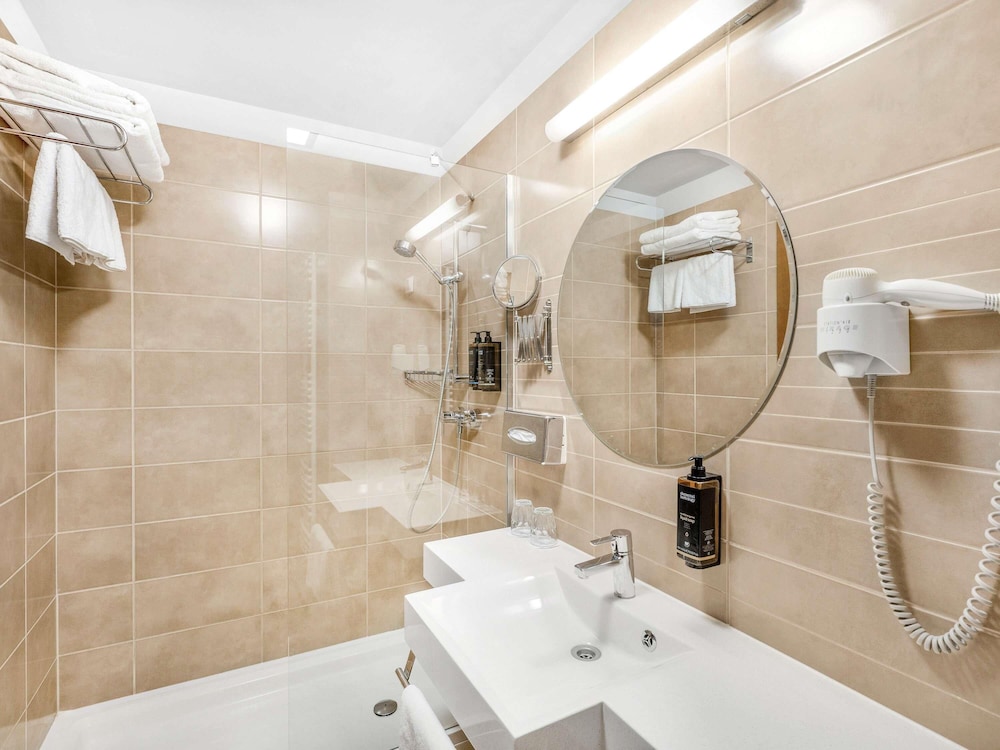 Habitación Superior con 2 camas individuales que pueden unirse del hotel Mercure Szekesfehervar Magyar Kiraly. Foto 2