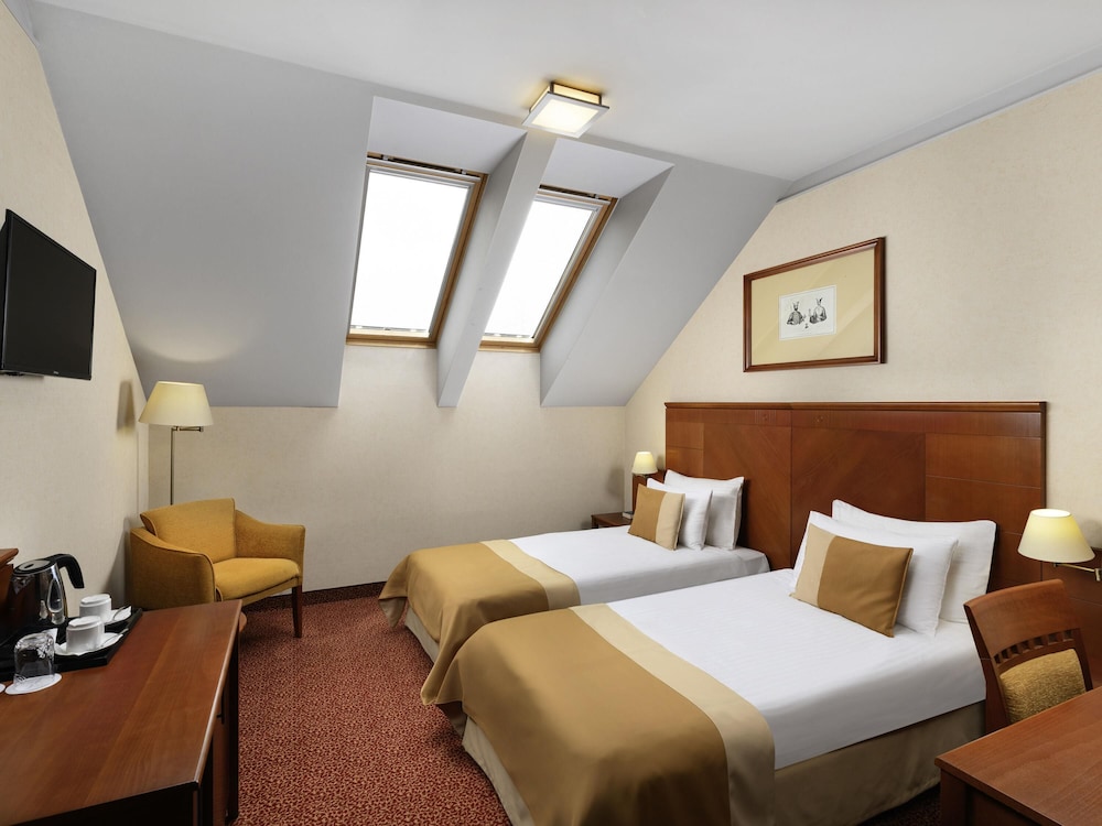 Habitación Superior con 2 camas individuales que pueden unirse del hotel Mercure Szekesfehervar Magyar Kiraly. Foto 4