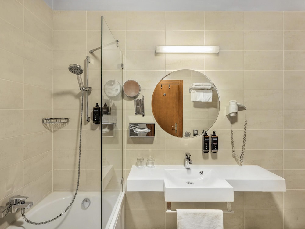 Habitación Superior con 2 camas individuales que pueden unirse del hotel Mercure Szekesfehervar Magyar Kiraly. Foto 5
