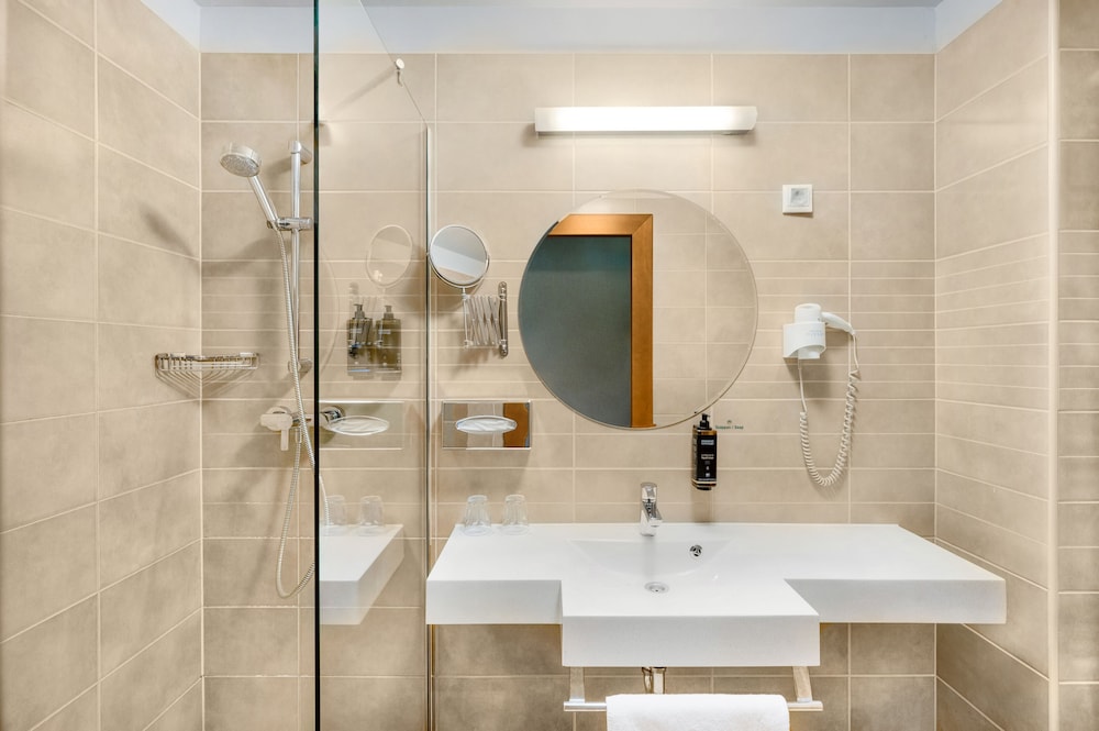 Habitación Superior con 2 camas individuales que pueden unirse del hotel Mercure Szekesfehervar Magyar Kiraly. Foto 7