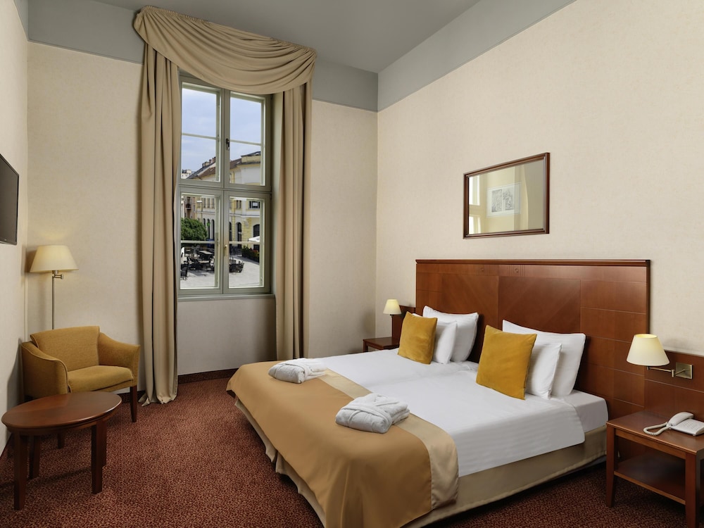 Habitación Privilege con 2 camas individuales del hotel Mercure Szekesfehervar Magyar Kiraly. Foto 1