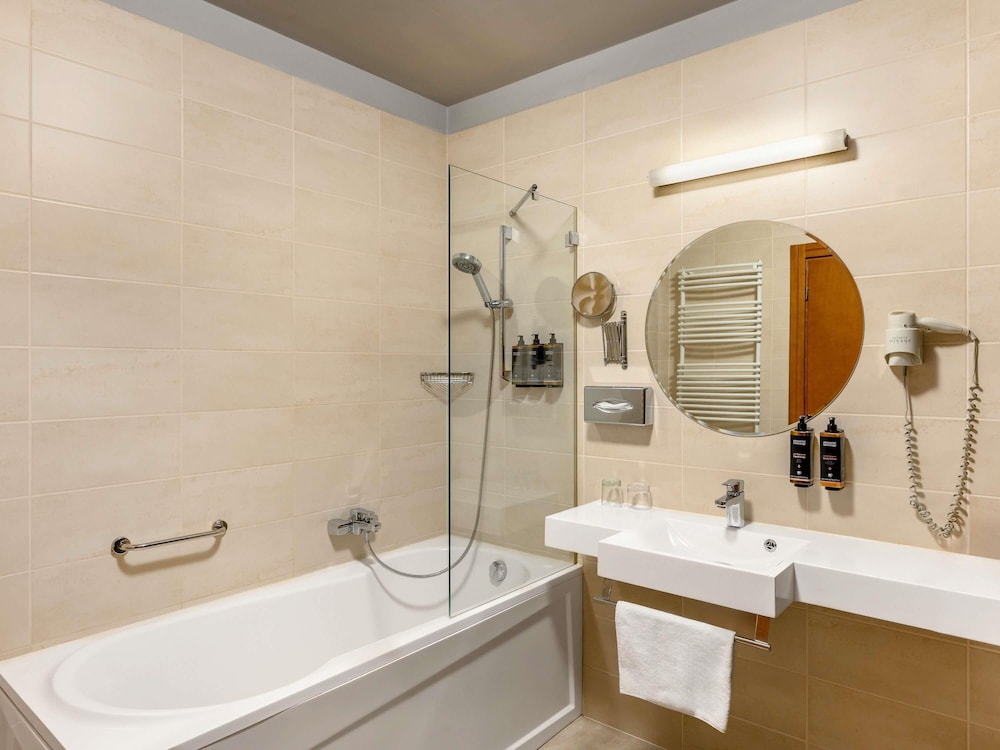 Habitación Privilege con 2 camas individuales del hotel Mercure Szekesfehervar Magyar Kiraly. Foto 2
