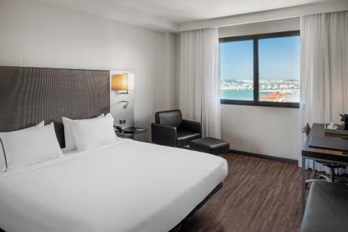 Habitación con vistas a la ciudad - Cama extragrande del hotel Ac Algeciras By Marriott