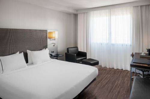 Habitación con vistas a la ciudad - Cama extragrande del hotel Ac Algeciras By Marriott. Foto 1