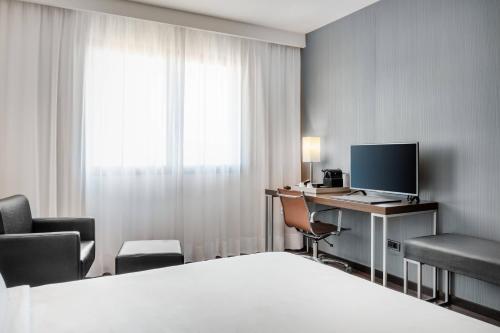 Habitación con vistas a la ciudad - Cama extragrande del hotel Ac Algeciras By Marriott. Foto 2