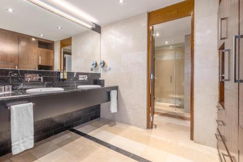 Suite Premium con bañera de hidromasaje del hotel Eurostars Suites Mirasierra