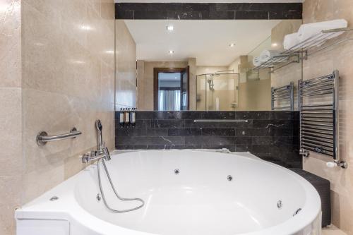 Suite Premium con bañera de hidromasaje del hotel Eurostars Suites Mirasierra. Foto 2