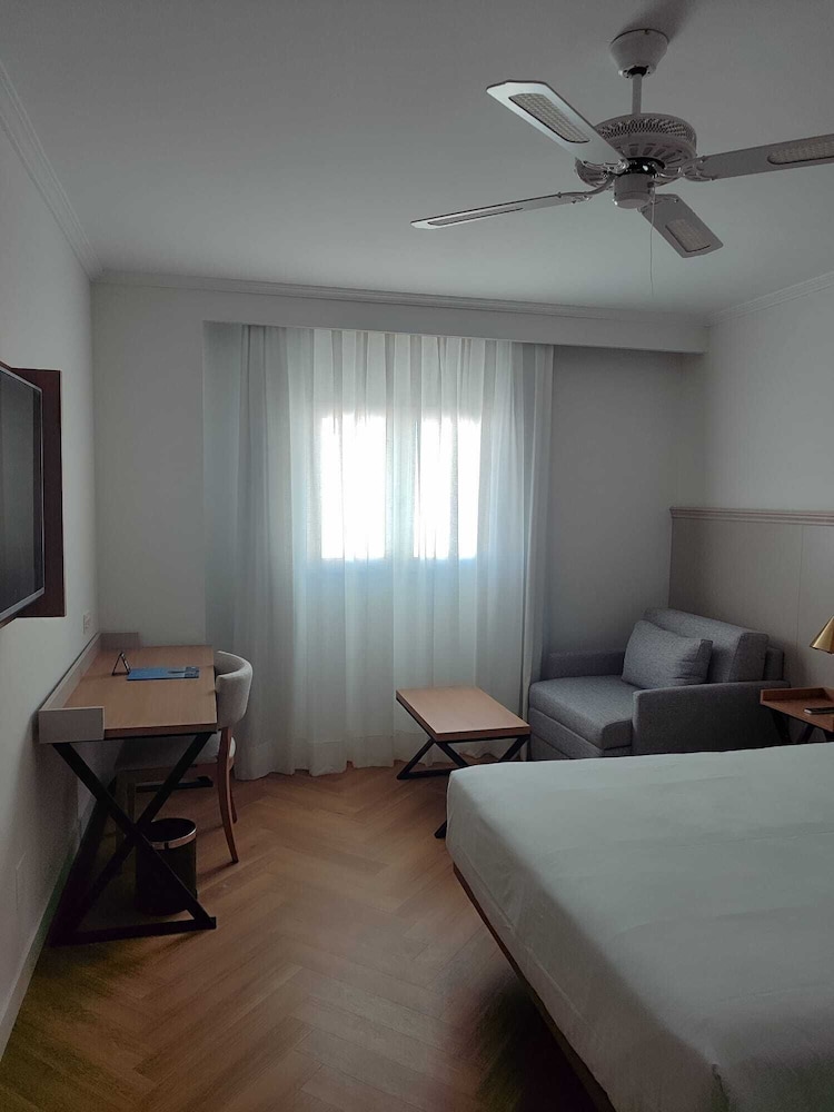 Habitación triple Confort del hotel Senator Cádiz Spa. Foto 1
