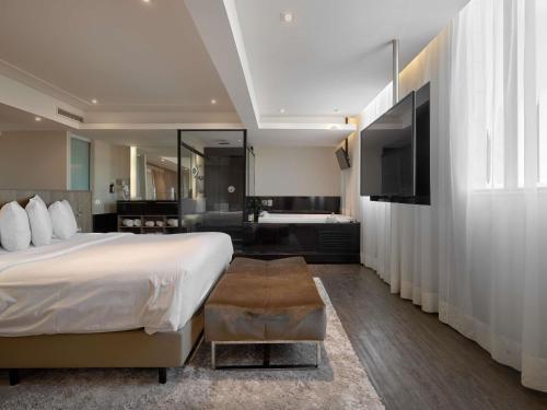 Suite Ejecutiva con cama King del hotel Mercure Belo Horizonte Lourdes. Foto 1