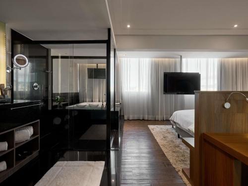 Suite Ejecutiva con cama King del hotel Mercure Belo Horizonte Lourdes. Foto 3
