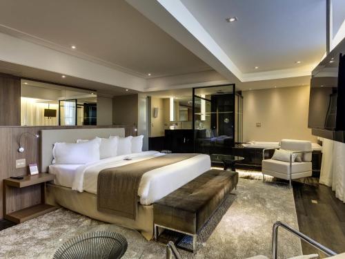 Suite Ejecutiva con cama King del hotel Mercure Belo Horizonte Lourdes. Foto 4