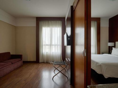 Suite Junior con cama grande y sofá cama del hotel Mercure Belo Horizonte Lourdes
