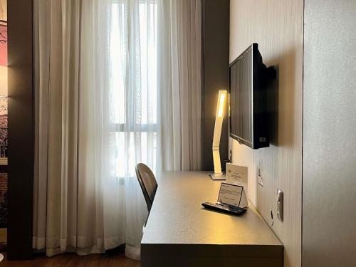 Suite Junior con cama grande y sofá cama del hotel Mercure Belo Horizonte Lourdes. Foto 1