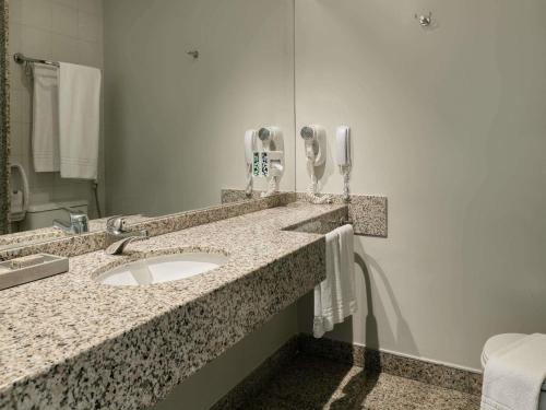 Habitación Estándar con 3 camas individuales del hotel Mercure Belo Horizonte Lourdes