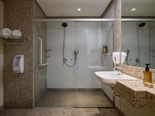 Habitación Estándar con 3 camas individuales del hotel Mercure Belo Horizonte Lourdes. Foto 1