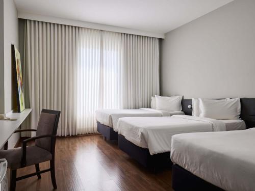Habitación Estándar con 3 camas individuales del hotel Mercure Belo Horizonte Lourdes. Foto 2