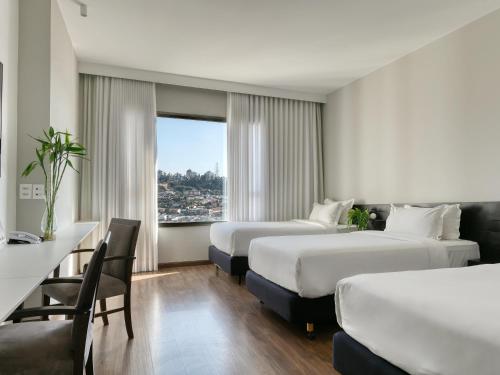 Habitación Estándar con 3 camas individuales del hotel Mercure Belo Horizonte Lourdes. Foto 3