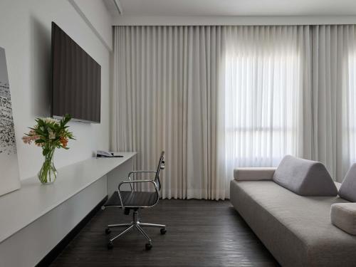 Habitación Superior con 1 cama grande y 1 sofá cama del hotel Mercure Belo Horizonte Lourdes. Foto 1