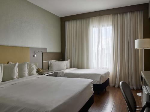 Habitación Superior con 1 cama doble y 1 cama individual del hotel Mercure Belo Horizonte Lourdes