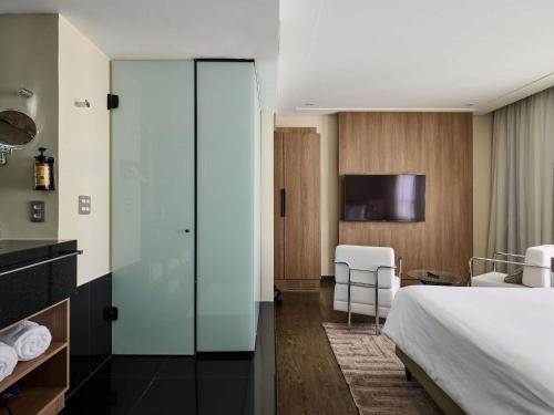Suite Deluxe con 1 cama grande del hotel Mercure Belo Horizonte Lourdes. Foto 1